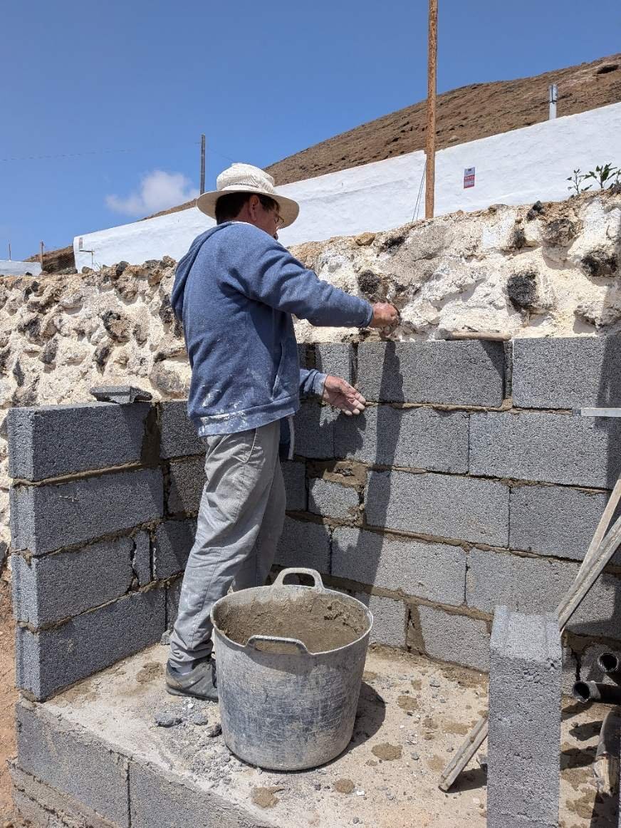 Levantando un muro de bloques de hormigón en una obra de Terraform en Lanzarote