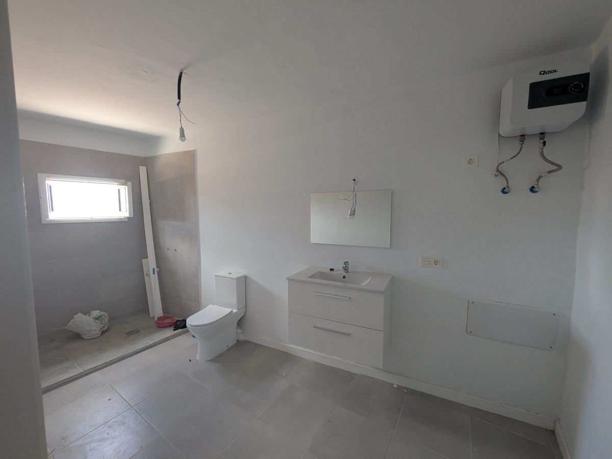 Baño reformado por Terraform con plato de ducha, mueble de lavabo e inodoro instalados
