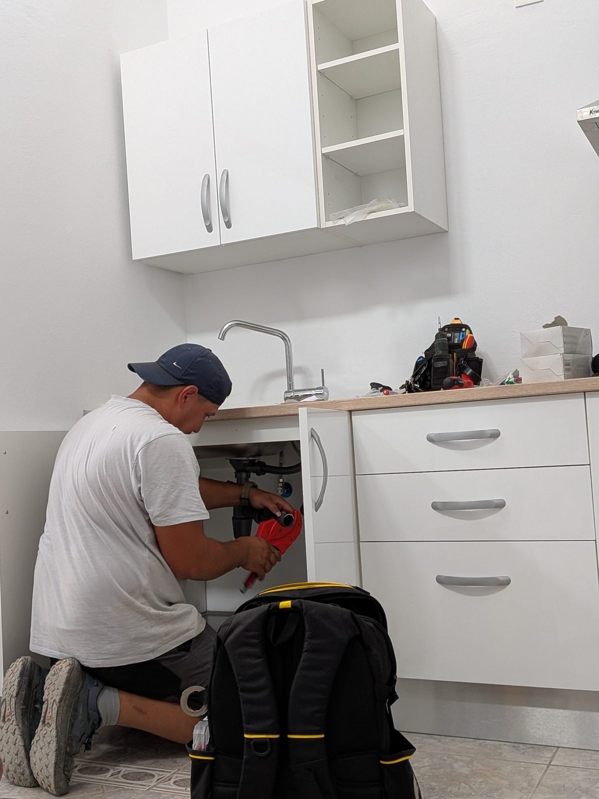 Instalación de la fontanería del fregadero durante la reforma de una cocina en Tiagua, Lanzarote